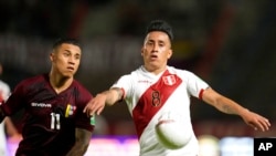 [Archivo] Christian Cueva de Perú, derecha, y Darwin Machis de Venezuela luchan por el balón durante un partido de fútbol de clasificación para la Copa Mundial de la FIFA Qatar 2022 en el estadio Olímpico Universitario de Caracas, Venezuela, el martes 16 de noviembre de 2021. 