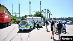 Polisi bekerja di lokasi terjadinya insiden pasca kecelakaan roller coaster di sebuah taman hiburan di Stockholm, Swedia, Minggu 25 Juni 2023. 