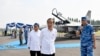 Presiden Jokowi didampingi Menhan Prabowo Subianto, mendengar penjelasan dari KSAU Marsekal Fadjar Prasetyo terkait simulasi dan peragaan pemberian bantuan lewat Udara yang direncanakan akan diberikan kepada rakyat di Gaza (biro setpres)
