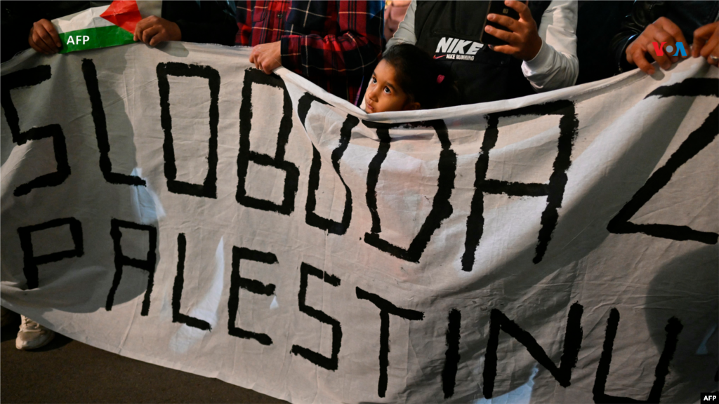 Manifestantes sostienen una pancarta que dice: &quot;Libertad para Palestina&quot;, durante una manifestación en apoyo del pueblo palestino, frente a la embajada alemana en Belgrado, capital de Serbia.