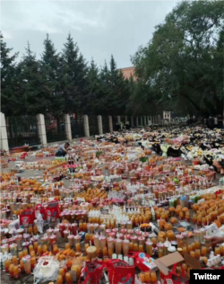 中國齊齊哈爾市第34中學體育館房頂垮塌事件發生後，無數當地和外地民眾持續到該校門口送鮮花、蠟燭和女孩喜歡的甜品飲料。 （網絡照片）