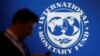 Seorang peserta berdiri di dekat logo IMF pada Pertemuan Tahunan Dana Moneter Internasional - Bank Dunia 2018 di Nusa Dua, Bali, 12 Oktober 2018. (Foto: REUTERS/Johannes P. Christo)