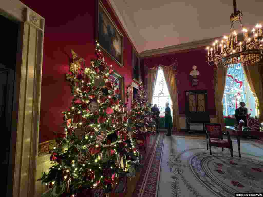 La decoración del Salón Rojo representa las manualidades navideñas. Los adornos en esta sala se crearon a partir de huellas de manos y retratos familiares pintados de niños relacionados con el ejército.