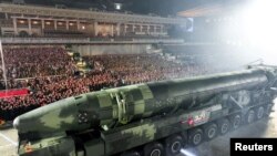 Pemandangan rudal balistik yang ditampilkan selama parade militer untuk memperingati 70 tahun gencatan senjata yang mengakhiri Perang Korea di Pyongyang, Korea Utara, Kamis malam 27 Juli 2023. 