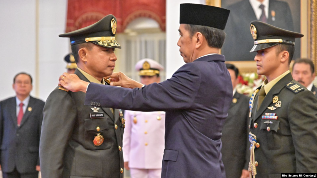 Presiden Joko Widodo resmi melantik Jenderal TNI Agus Subiyanto sebagai Panglima Tentara Nasional Indonesia (TNI) yang baru, di Istana Negara, Rabu (22/11). (Foto: Courtesy/Biro Setpres RI)