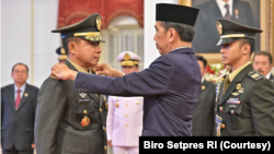 Presiden Joko Widodo resmi melantik Jenderal TNI Agus Subiyanto sebagai Panglima Tentara Nasional Indonesia (TNI) yang baru, di Istana Negara, Rabu (22/11). (Foto: Courtesy/Biro Setpres RI)