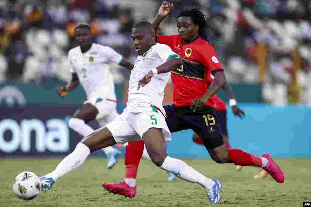 Mosani ya Mauritanie #5 Lamine Ba (G) azalikowelela ndembo na mosani ya Angola # 19 Mabululu na match ya CAN Côte d'Ivoire, na stade de la Paix, Bouake, Côte d'Ivoire, 20 sanza ya yambo 2024.