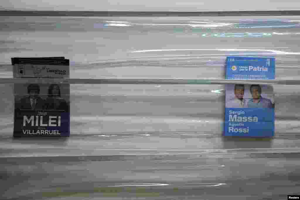 Los folletos electorales para los candidatos presidenciales argentinos Javier Milei y Sergio Massa se exhiben en una mesa electoral, durante la segunda vuelta de las elecciones presidenciales de Argentina, en Buenos Aires, Argentina, el 19 de noviembre de 2023.