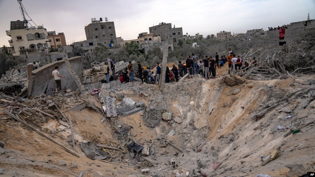 Palestinci traže preživjele nakon izraelskog zračnog napada na Khan Younis, južni pojas Gaze, 12. novembra 2023.