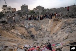 Palestinci tragaju za preživelima posle izraelskog vazdušnog udara na Kan Junis, na jugu Pojasa Gaze, 12. novembra 2023.