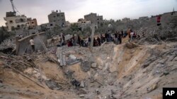 Palestinci traže preživjele nakon izraelskog zračnog napada na Khan Younis, južni pojas Gaze, 12. novembra 2023.