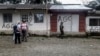 Se observan graffitis de las Autodefensas Gaitanistas (AGC) o paramilitares del Clan del Golfo en la aldea de La Colonia en la región baja del río Calima, cerca de la ciudad portuaria de Buenaventura, departamento del Valle del Cauca, el 18 de mayode 2022. 