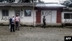 Se observan graffitis de las Autodefensas Gaitanistas (AGC) o paramilitares del Clan del Golfo en la aldea de La Colonia en la región baja del río Calima, cerca de la ciudad portuaria de Buenaventura, departamento del Valle del Cauca, el 18 de mayode 2022. 