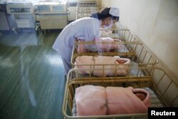 Seorang perawat tengah merawat bayi yang baru lahir di bangsal neonatal Rumah Sakit Bersalin Pyongyang, saat kunjungan wartawan asing dalam tur yang diselenggarakan pemerintah di Pyongyang, Korea Utara 7 Mei 2016. (REUTERS/Damir Sagolj)