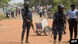 Selon les documents du tribunal, les condamnés avaient été arrêtés à Accra en possession d'armes fabriquées localement, d'engins explosifs improvisés, de fusils AK-47 et de munitions.