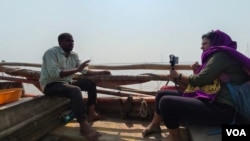 Journalist Varsha Singh, right, conducts an interview in Bharuch district, Narmada estuary, Gujarat, India, in 2023. (Rizwan Mirza for VOA)
