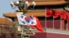 南韓與中國國旗在北京天安門廣場飄揚。（2017年12月15日）