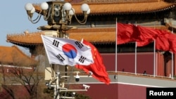 韩国与中国国旗在北京天安门广场飘扬。（2017年12月15日）