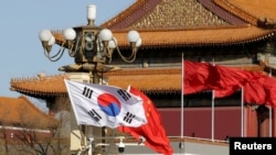韩国与中国国旗在北京天安门广场飘扬。（2017年12月15日）