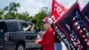 Para pendukung mantan Presiden AS Donald Trump berkumpul di luar kediamannya di Mar-a-Lago, Palm Beach, Florida, pada 11 Juni 2023. (Foto: AP/Evan Vucci)