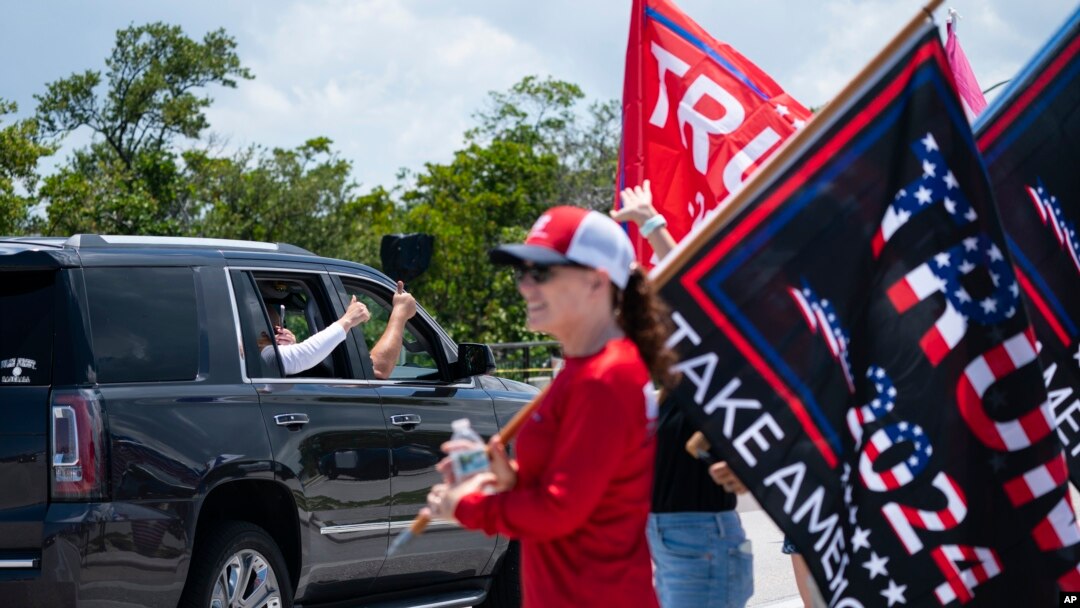 Pristalice bivšeg predsjednika Donalda Trumpa okupljaju se ispred Mar-a-Laga, u Palm Beachu, Florida, 11. juna 2023.