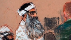 FILE - Gambar ruang sidang karya seniman Janet Hamlin dan ditinjau oleh militer Amerika, memperlihatkan Khalid Sheikh Mohammed (tengah) dan terdakwa Walid Bin Attash (kiri), di Pangkalan Angkatan Laut Teluk Guantanamo, Kuba, 8 Desember 2008. (Janet Hamlin, Pool/AP)