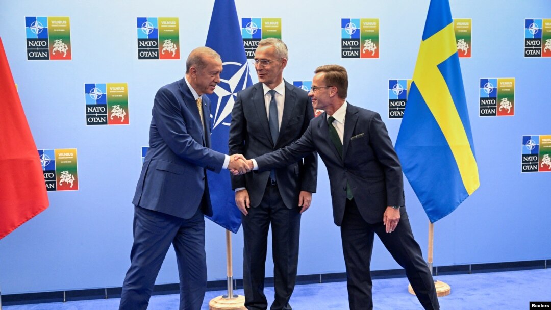 Rukovanje turskog i švedskog premijera na NATO samitu