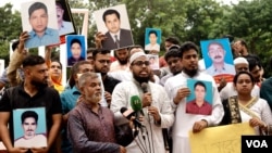 Hoping to spotlight cases of alleged victims of enforced disappearances, relatives and supporters hold photos of missing activists, in Dhaka, Bangladesh, Aug. 11, 2024. (Mosfiqur Johan for VOA)