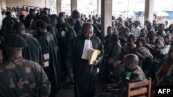 Les accusés siègent au tribunal militaire de Goma, dans l'est de la République démocratique du Congo, lors de leur procès le 15 septembre 2023.