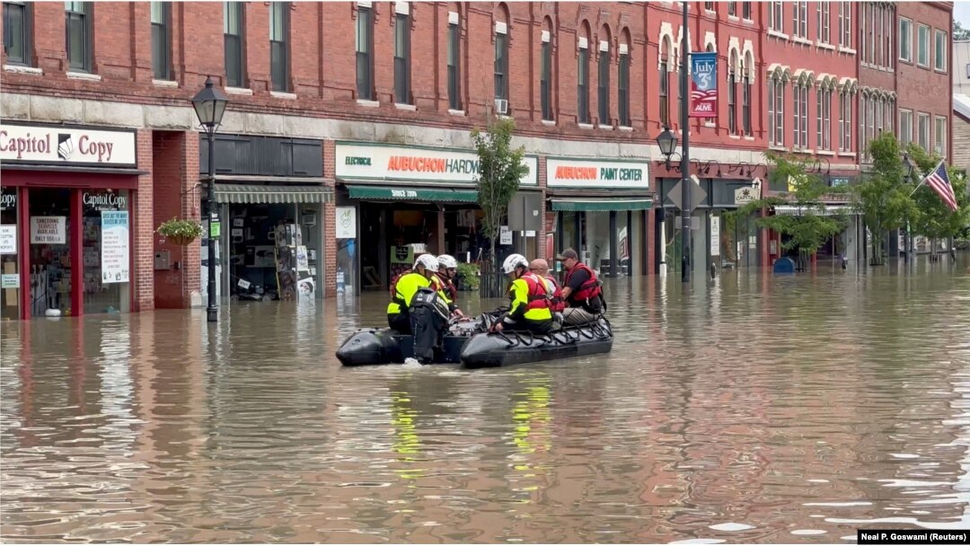 Los servicios de emergencia trabajan después de las inundaciones en Montpelier, Vermont, EE. UU., el 11 de julio de 2023 en esta imagen fija tomada de un video obtenido de las redes sociales. Neal P. Goswami/a través de REUTERS