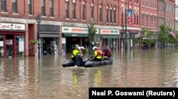 Los servicios de emergencia trabajan después de las inundaciones en Montpelier, Vermont, EE. UU., el 11 de julio de 2023 en esta imagen fija tomada de un video obtenido de las redes sociales. Neal P. Goswami/a través de REUTERS