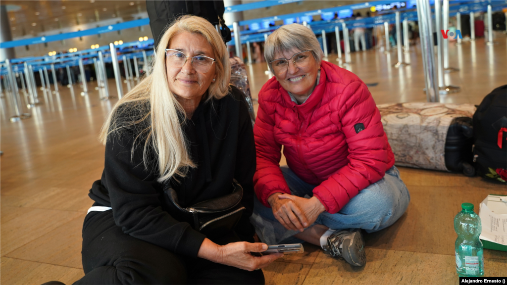 Las hermanas argentinas Claudia y Norma Pineda esperan un vuelo de repatriación que las llevará desde el aeropuerto internacional de Telaviv regreso a su país, el 13 de octubre de 2023. &quot;Enviamos nuestro pésame a los dos lados (...) creemos en la paz&quot;, insistieron