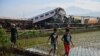 Sejumlah warga berkumpul di lokasi tabrakan antara kereta Turangga dan kereta lokal Bandung Raya di Cicalengka, Jawa Barat, pada 5 Januari 2024. (Foto: Antara Foto/Raisan Al Farisi/via Reuters)