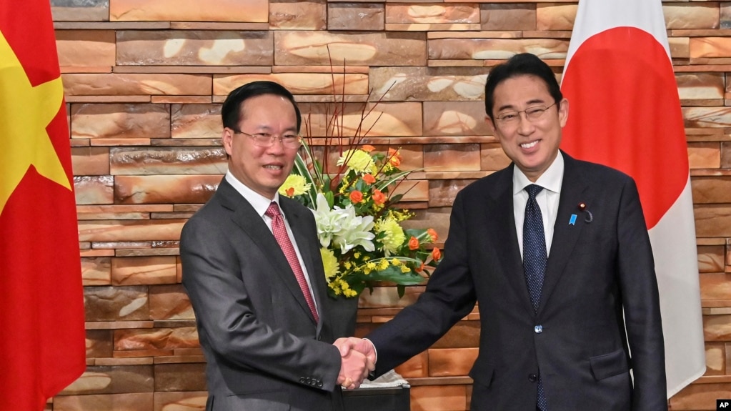 2023年11月27日，越南国家主席武文赏（左）和日本首相岸田文雄在日本东京首相官邸会面。（美联社图片）(photo:VOA)