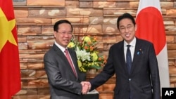 2023年11月27日，越南国家主席武文赏（左）和日本首相岸田文雄在日本东京首相官邸会面。
（美联社图片）