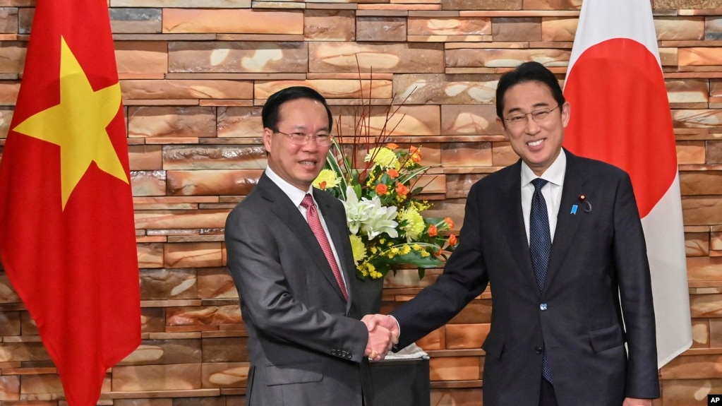 Chủ tịch Việt Nam Võ Văn Thưởng (trái) bắt tay Thủ tướng Nhật Bản Fumio Kishida tại văn phòng thủ tướng ở Tokyo hôm 27/11. Hai lãnh đạo nâng cấp quan hệ Việt Nam-Nhật Bản lên Đối tác chiến lược toàn diện.