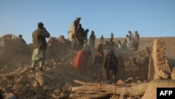 Avganistanci pretražuju ruševine nakon snažnog zemljotresa koji je pogodio pokrajinu Herat, 7. oktobra 2023.