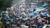 Berbagai kendaraan berdesakan di sepanjang jalan yang sibuk saat hujan turun di Dhaka, Bangladesh. (AFP)&nbsp;