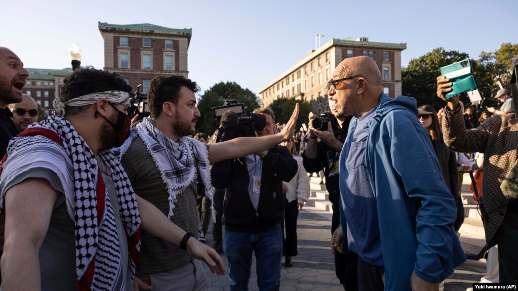 2023年10月12日，纽约，哥伦比亚大学举行抗议活动，亲巴勒斯坦示威者阻止了一名亲以色列示威者。（美联社）(photo:VOA)