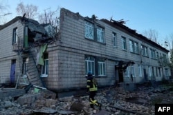 Esta fotografía tomada y publicada por el Servicio de Emergencia de Ucrania el 25 de noviembre de 2023 muestra a un rescatista trabajando en el lugar de un ataque con drones en Kiev. (Foto de Handout / Servicio de Emergencia de Ucrania / AFP)