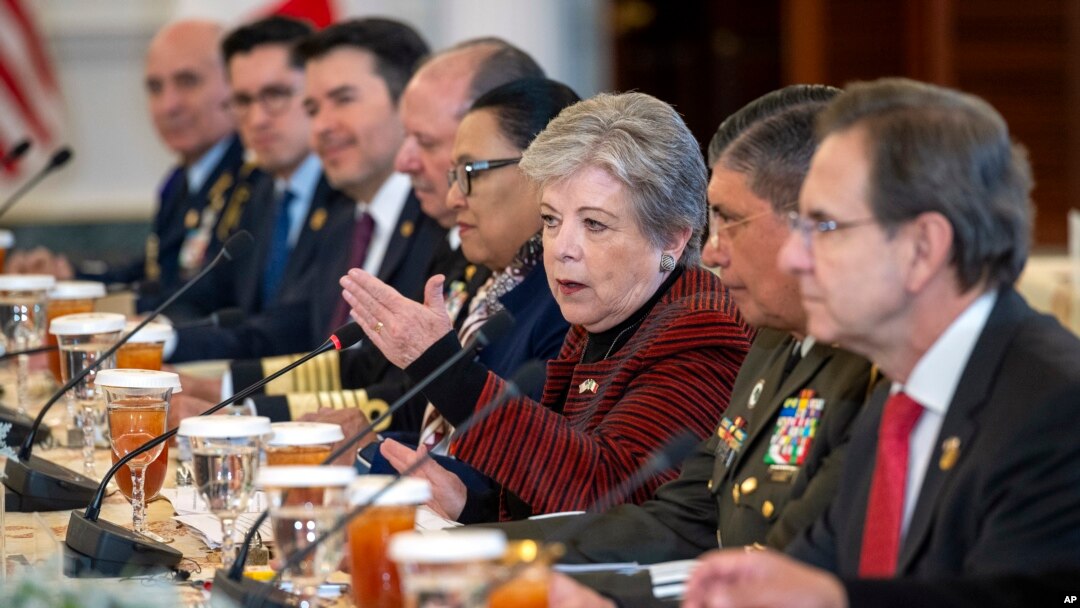 La canciller de México, Alicia Bárcena, tercera desde la derecha, habla durante una reunión con el secretario de Estado, Antony Blinken, para discutir la migración mexicana con Estados Unidos, en el Departamento de Estado en Washington, el viernes 19 de enero de 2024.