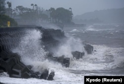 Gelombang tinggi terlihat di sepanjang pantai saat Topan Shanshan mendekati Jepang barat daya di Ibusuki, Prefektur Kagoshima, 28 Agustus 2024. (Kyodo/via REUTERS)