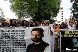 Orang-orang membawa spanduk saat menggelar aksi protes di Karachi, Pakistan, menuntut pembebasan aktivis HAM dan pengacara Jibran Nasir, yang menurut mereka diculik, 2 Juni 2023. (REUTERS/Akhtar Soomro)