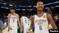 Les joueurs d'Oklahoma City quittent le terrain après avoir battu Golden State au Chase Center, USA le 16 novembre 2023. 