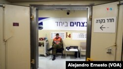 Un soldado custodia un pasillo del hospital Sourasky, en Tel Aviv, el 11 de diciembre de 2023.