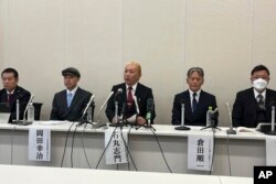 Pengacara Kazuya Sugiyama (kanan) dan Shimon Ishimaru (tengah), yang mewakili kelompok korban, duduk bersama tiga korban lainnya yang menyatakan bahwa mereka dilecehkan secara seksual oleh Johnny Kitagawa, dalam konferensi pers di Tokyo, Senin 15 Januari 2024. (AP/Yuri Kageyama)