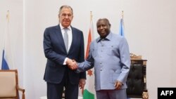 Le ministre des Affaires étrangères Sergei Lavrov et le président burundais Evariste Ndayishimiye.