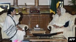 বাংলাদেশের রাজধানী ঢাকায় প্রধানমন্ত্রীর সরকারি বাসভবন গণভবনে এক বৈঠকে বাংলাদেশের প্রধানমন্ত্রী শেখ হাসিনা এবং ভারতের পশ্চিমবঙ্গের মুখ্যমন্ত্রী মমতা ব্যানার্জি। (ফাইল ছবি) 