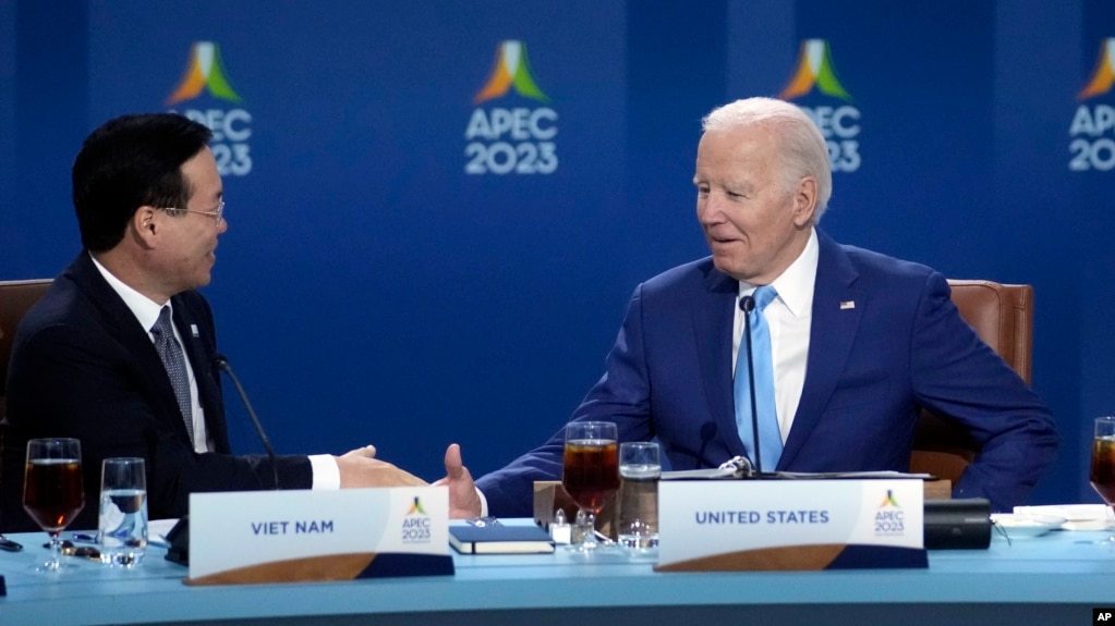 Chủ tịch nước Võ Văn Thưởng và Tổng thống Mỹ Joe Biden tại Đối thoại APEC ngày 16/11/2023.