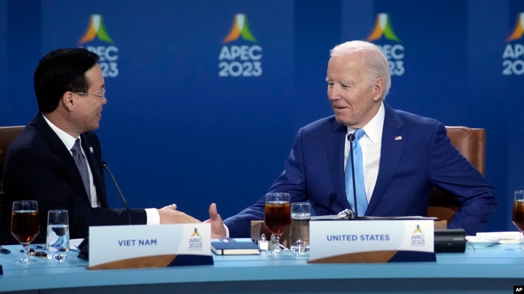 Tổng thống Joe Biden bắt tay Chủ tịch nước Việt Nam Võ Văn Thương khi ông đến dự đối thoại thân mật và ăn trưa làm việc tại hội nghị thượng đỉnh Hợp tác Kinh tế Châu Á-Thái Bình Dương thường niên, ngày 16 tháng 11 năm 2023, tại San Francisco.
